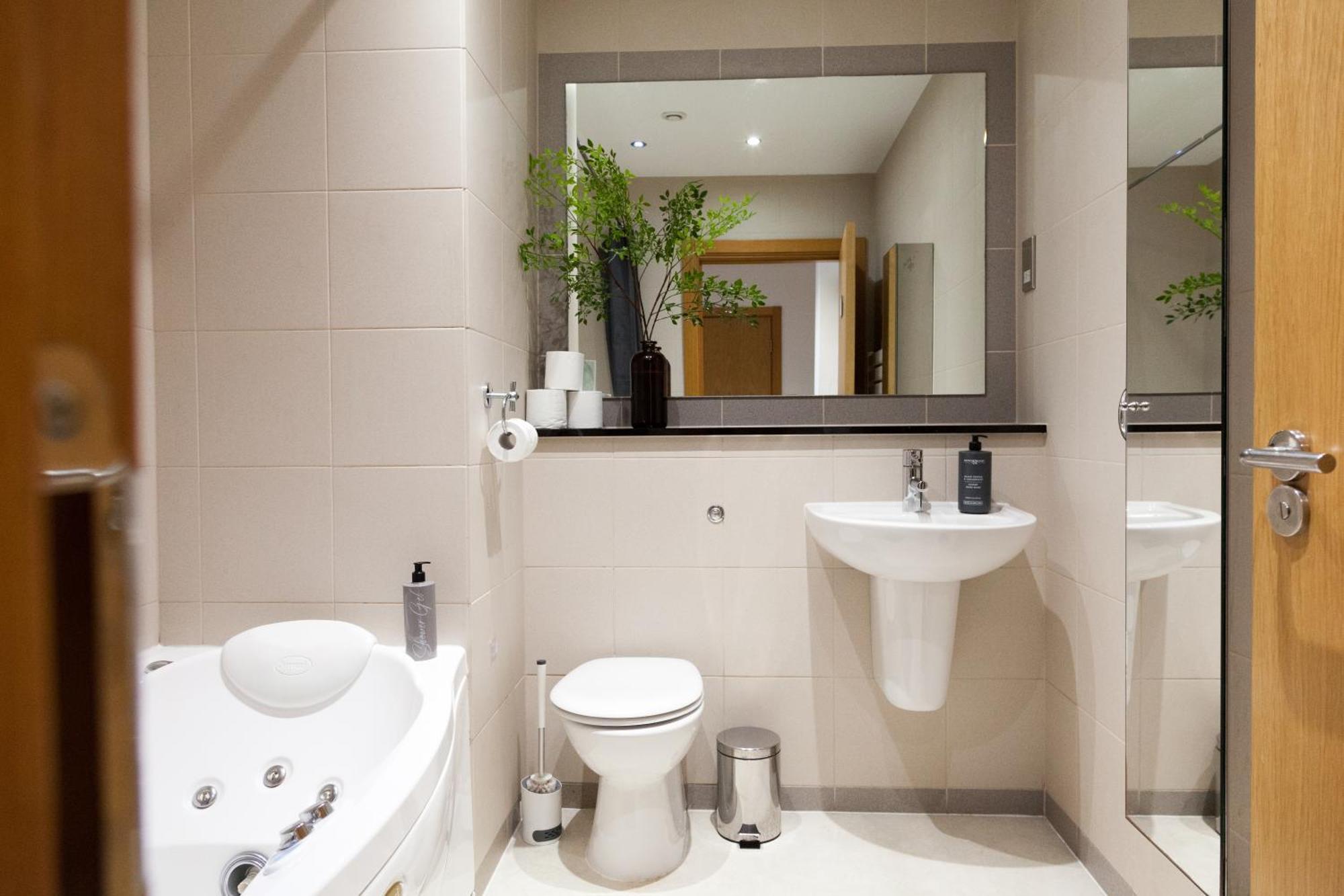 Weekly & Monthly Stays In Penthouse For Contractors Or Leisure Single Or Superking Beds Available 伯肯黑德 外观 照片