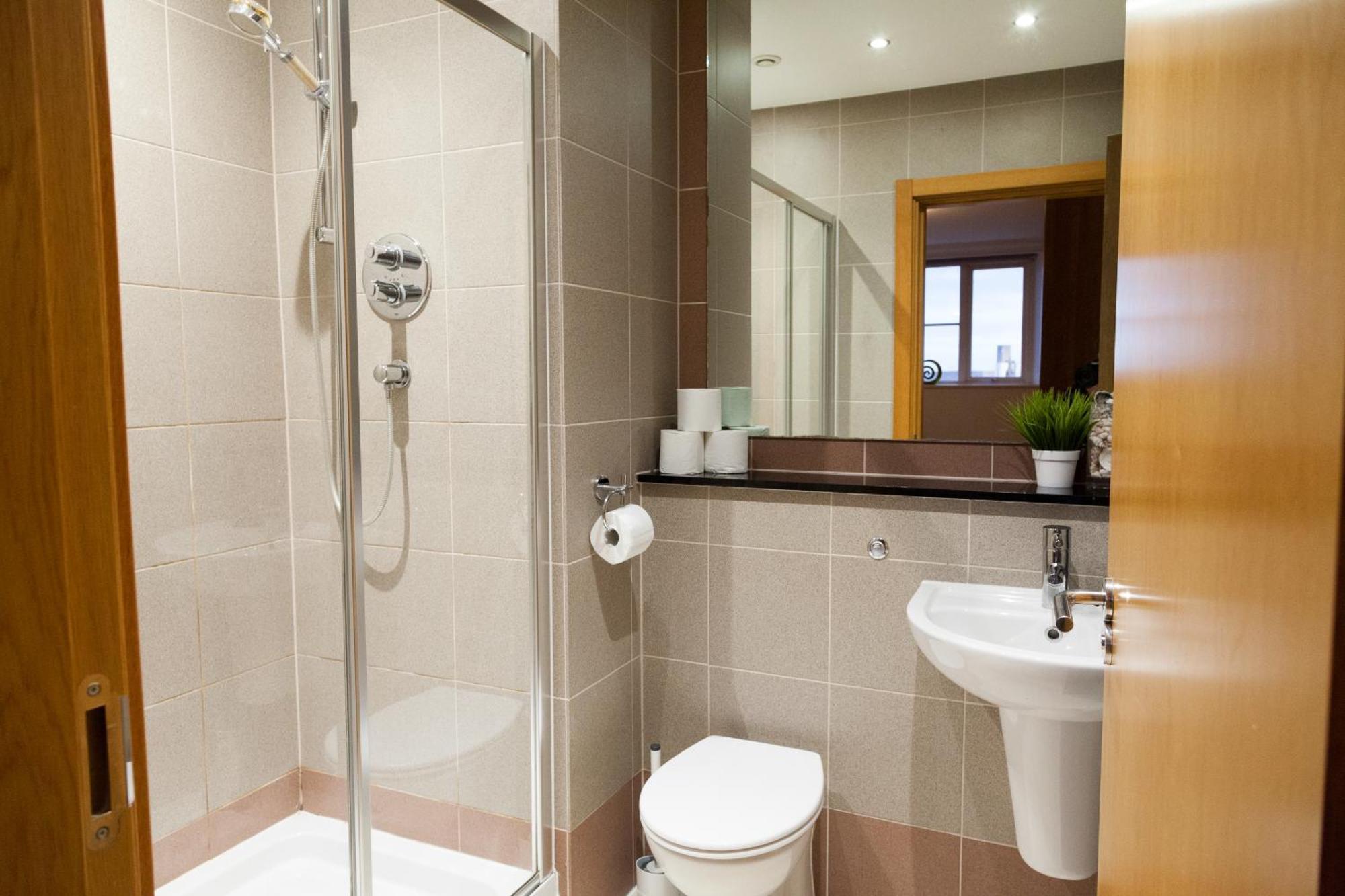 Weekly & Monthly Stays In Penthouse For Contractors Or Leisure Single Or Superking Beds Available 伯肯黑德 外观 照片