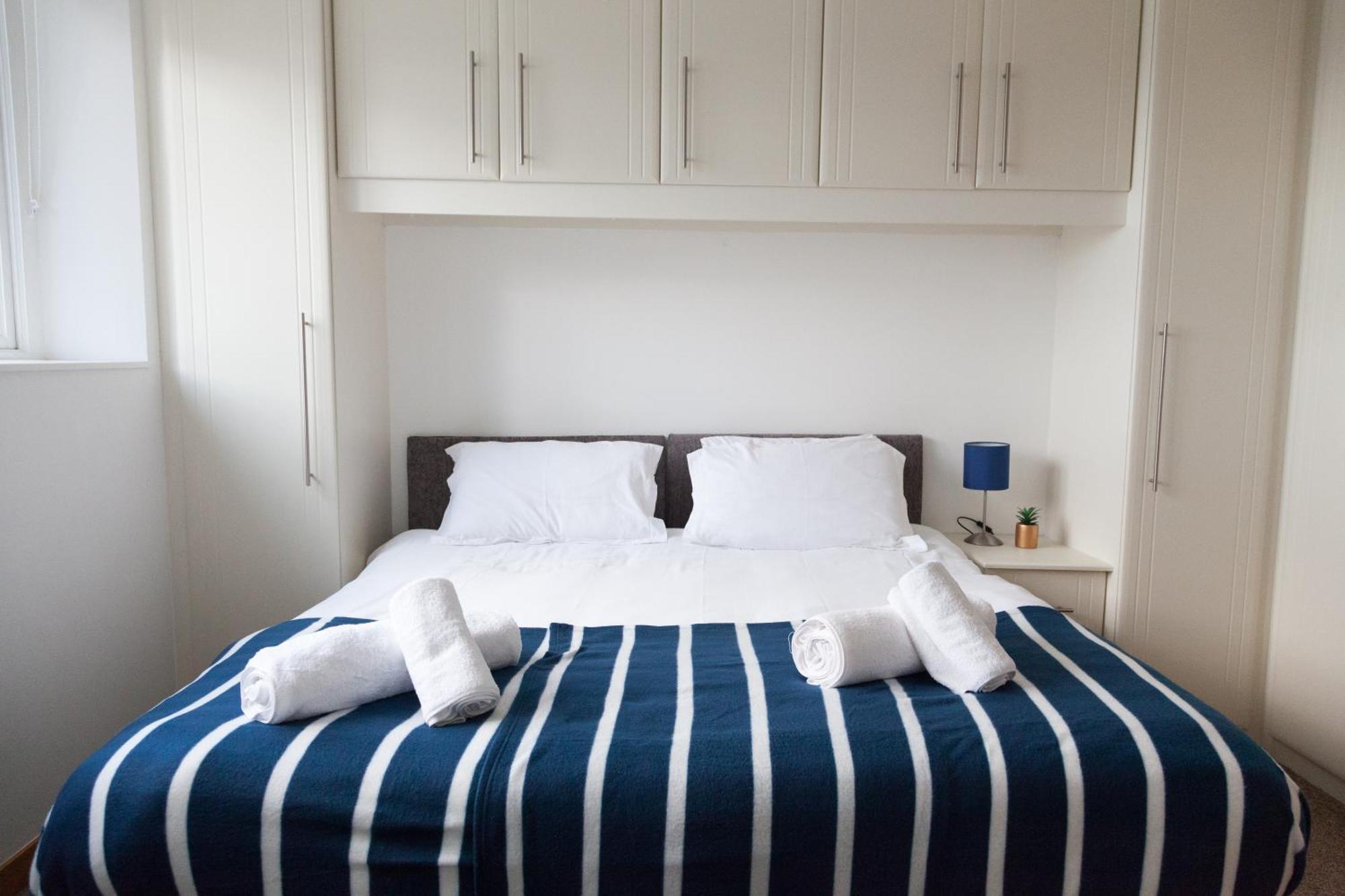 Weekly & Monthly Stays In Penthouse For Contractors Or Leisure Single Or Superking Beds Available 伯肯黑德 外观 照片