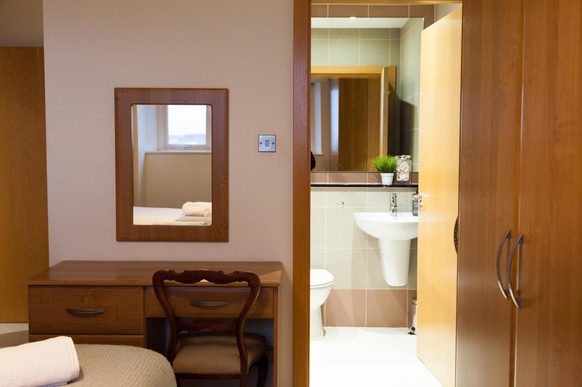 Weekly & Monthly Stays In Penthouse For Contractors Or Leisure Single Or Superking Beds Available 伯肯黑德 外观 照片
