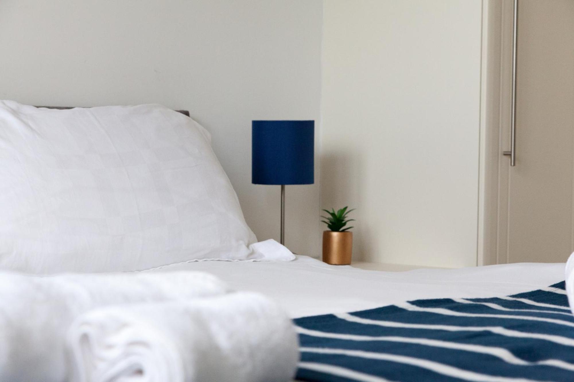 Weekly & Monthly Stays In Penthouse For Contractors Or Leisure Single Or Superking Beds Available 伯肯黑德 外观 照片