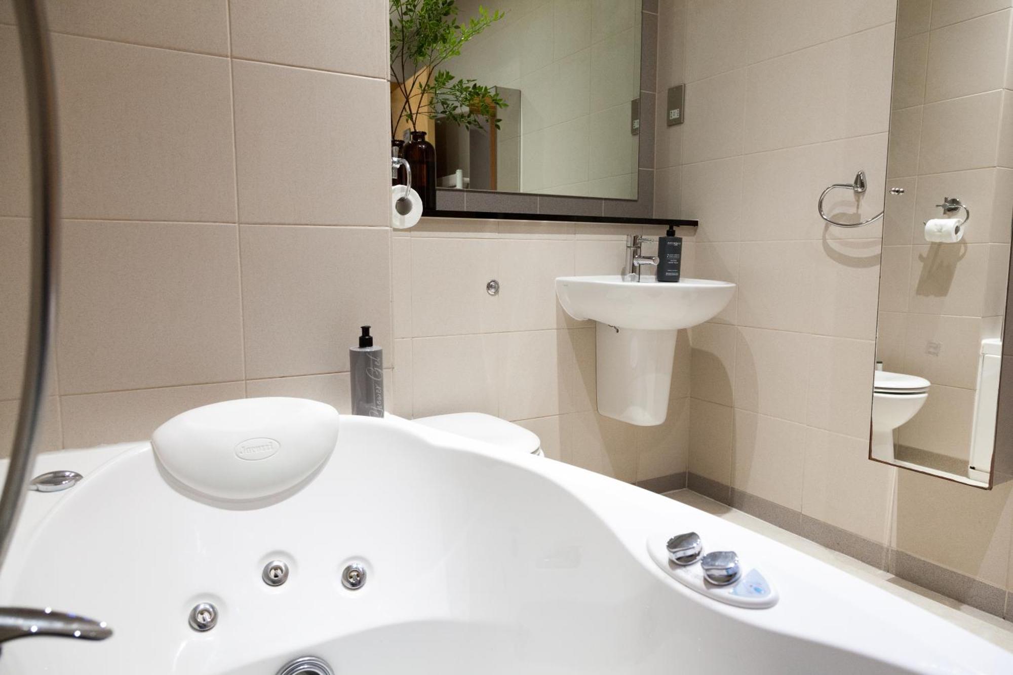 Weekly & Monthly Stays In Penthouse For Contractors Or Leisure Single Or Superking Beds Available 伯肯黑德 外观 照片