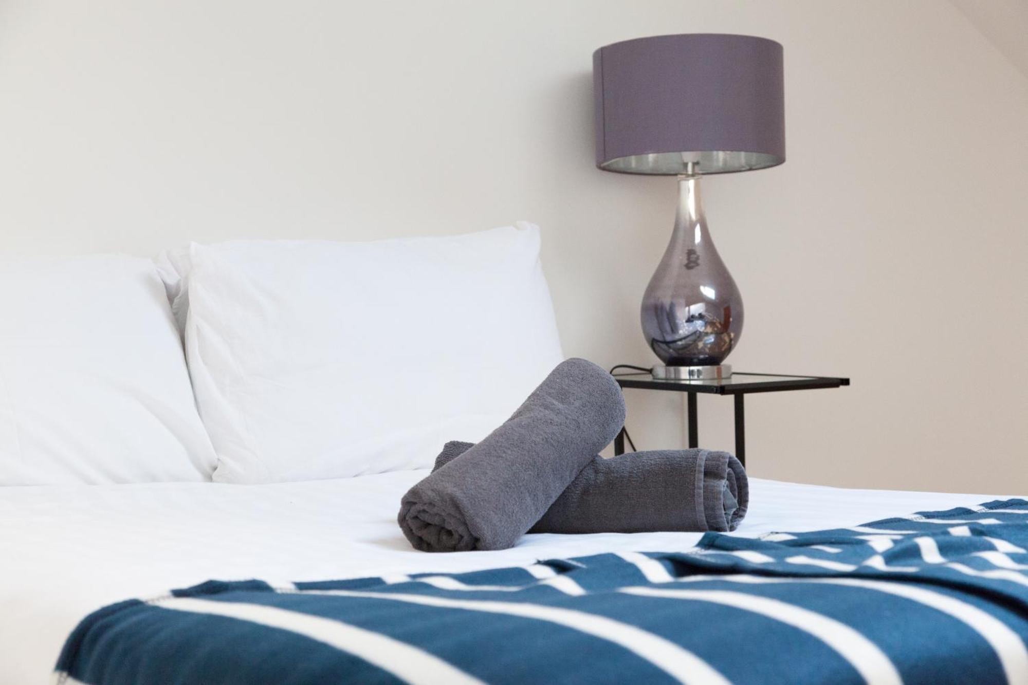Weekly & Monthly Stays In Penthouse For Contractors Or Leisure Single Or Superking Beds Available 伯肯黑德 外观 照片